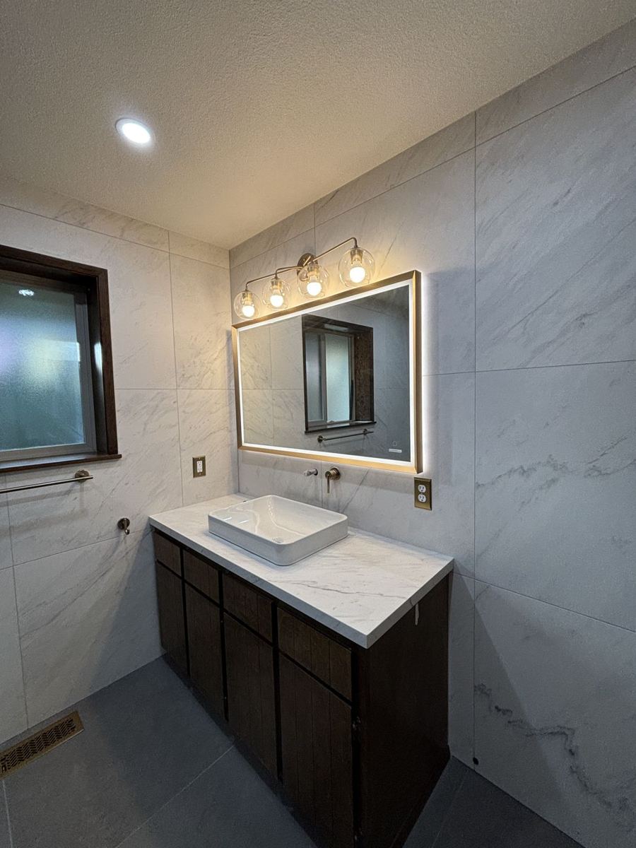 Vanity with vessel sink and large-format tile